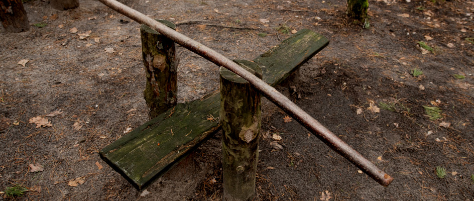 Makeshift gym made of wood | CMMS