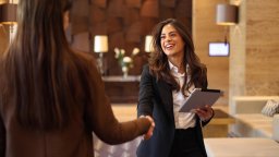 Hotel reception welcomes guest | Maintainly