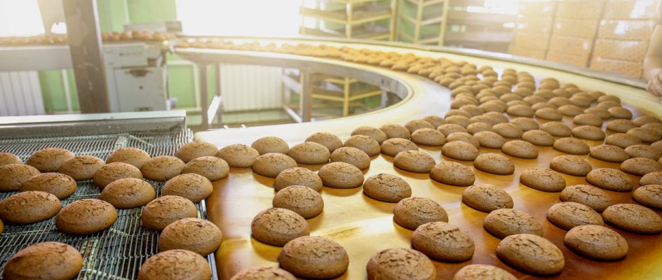 Industrial bakery manufacturing in action | CMMS