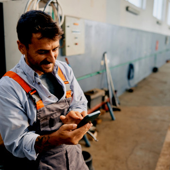 Maintenance worker adds data to mobile CMMS | Maintainly