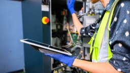 Mobile CMMS technician repairs machine | Maintainly