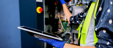 Mobile CMMS technician repairs machine | Maintainly
