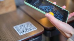 Maintenance app scane QR code on table asset | Maintainly