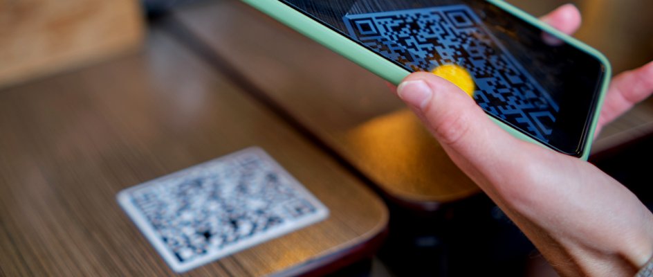 Maintenance app scane QR code on table asset | Maintainly